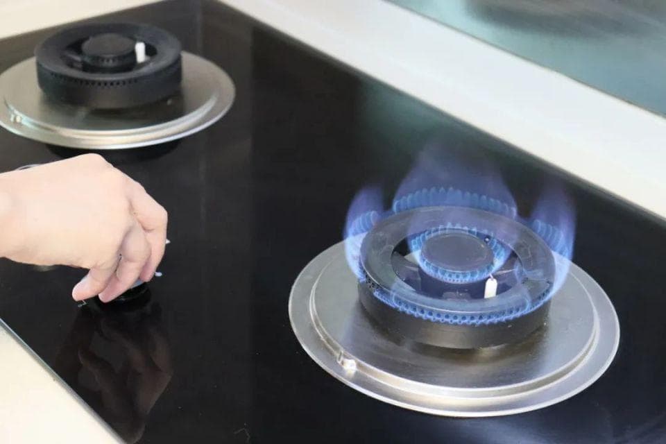 燃气灶点火松手就灭？先看“火”再看“针”，自己动手就能解决