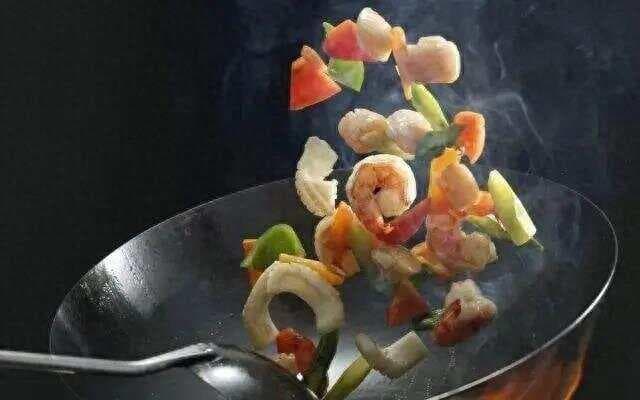 炒菜时，食盐应该最后放还是中间放？记住这4点，你也是大厨！