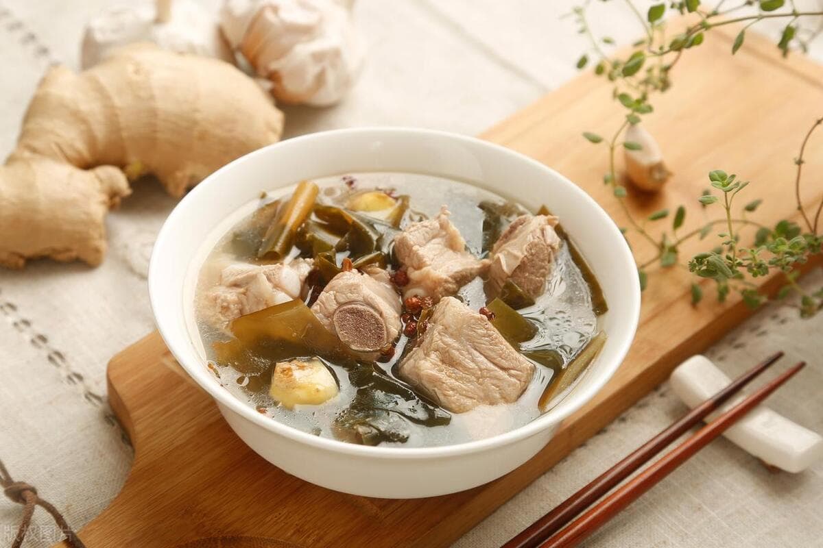 海带排骨汤怎么做正宗好吃（美味可口又营养丰富的海带排骨汤）