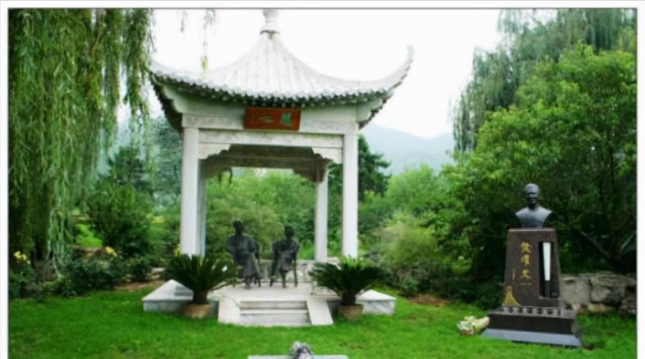 “林妹妹”陈晓旭之墓：鲜花环绕，汉白玉雕像让人垂怜