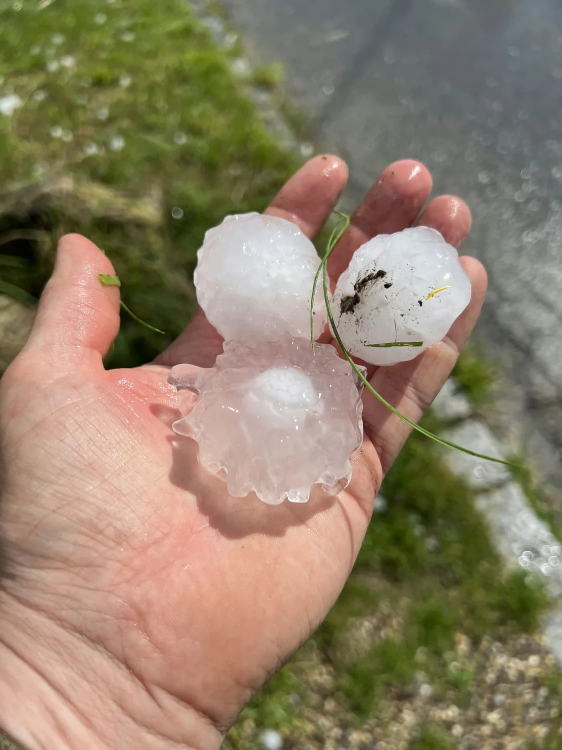 气象学揭秘：冰雹与雪的形成奥秘