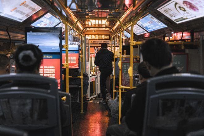 深圳公交不再逐站必停要普及了？招手上车，按铃下车