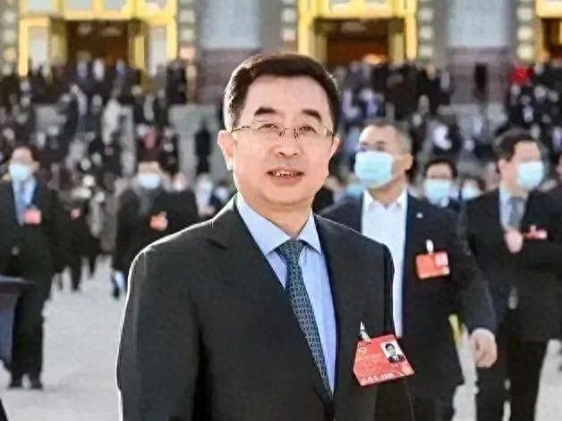 农民医保缴费从10元增加到400元，连玉明建议：发医保券减轻负担
