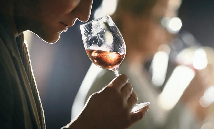 葡萄酒里出现沉淀怎么办？教你正确处理方法