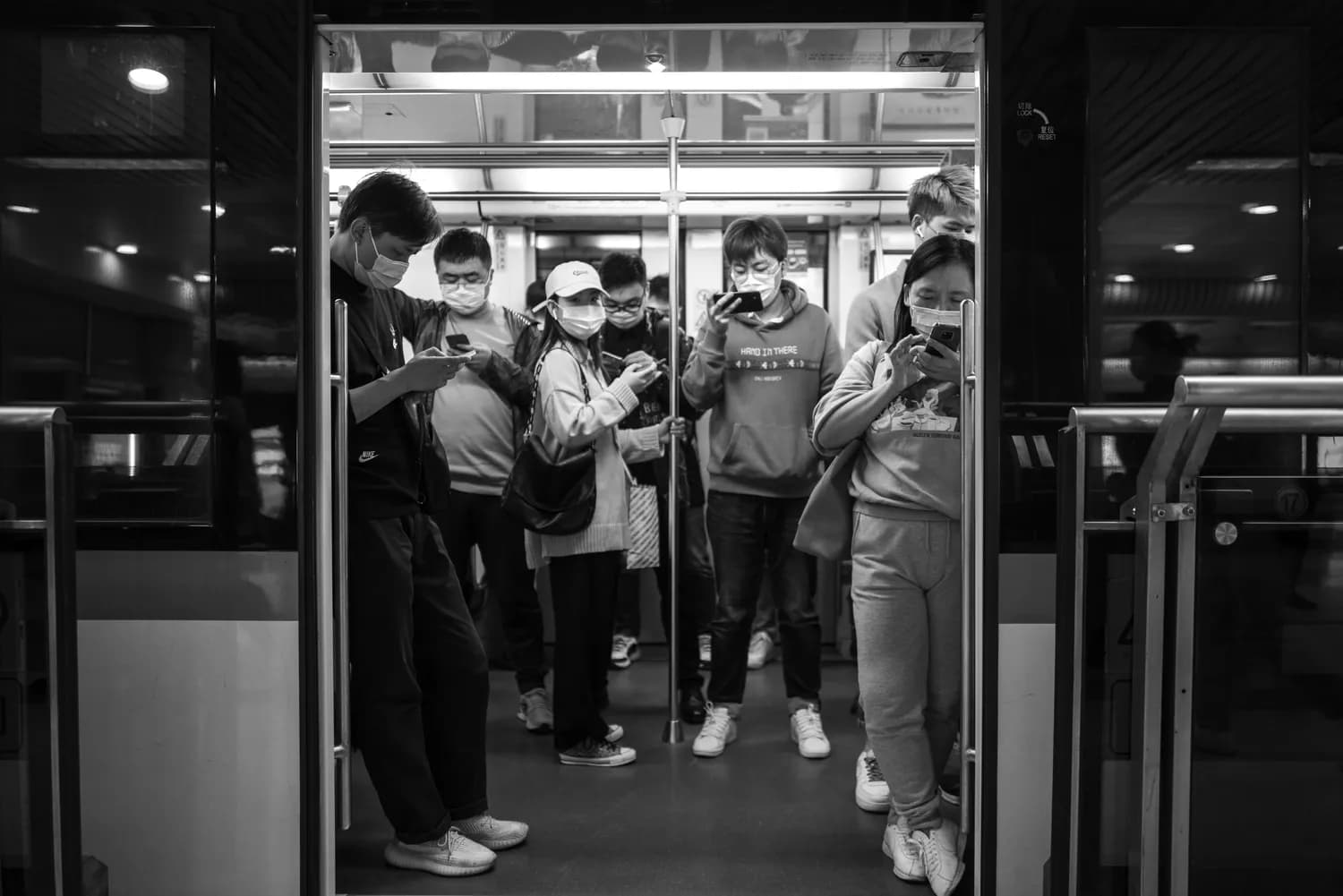 京港地铁安全训练营：让青少年掌握地铁逃生“必修课”