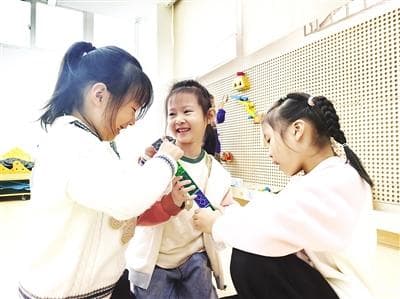 不少家长担心孩子输在“起跑线”上，早早安排“超前学习”——“揠苗助长”隐患何在？