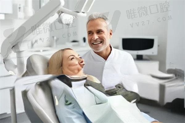 如何通过肉眼区分烤瓷牙与全瓷牙？这两者之间有哪些明显的区别？