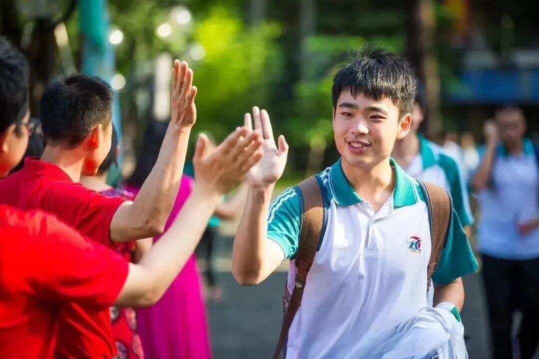 “高中取消晚自习，实行周末双休”，孰是孰非，可谓众说纷纭——