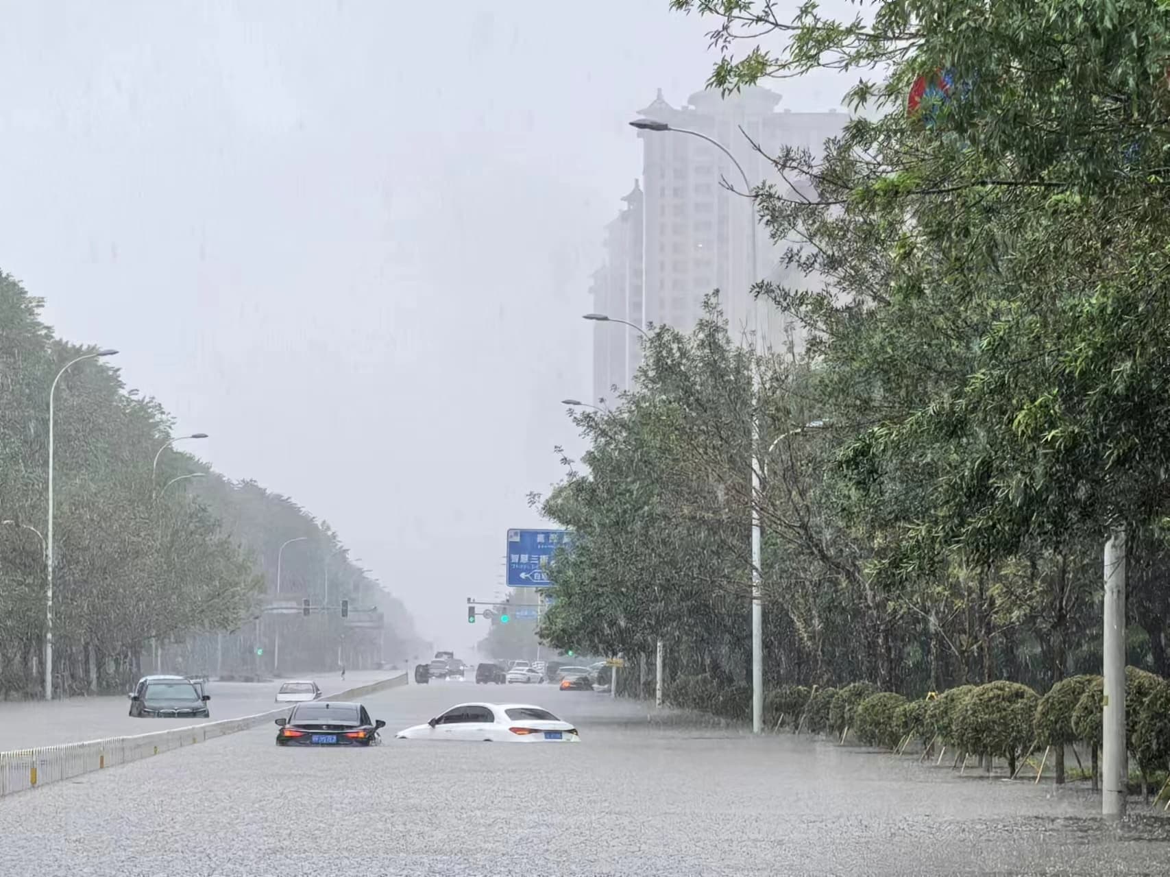 沈阳地区出现73年来最强降水  有市民划船上街