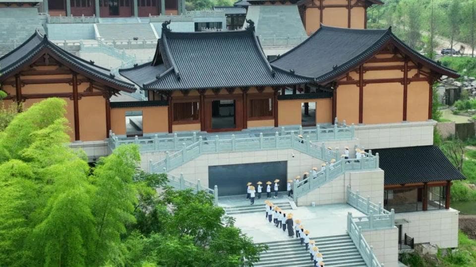 挤进寺庙禅修的年轻人，在出世之地修入世之心