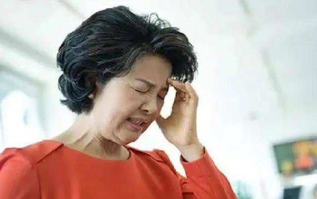 70岁大妈半年后耳鸣症状减轻！养成3个习惯，耳鸣或能渐渐消失