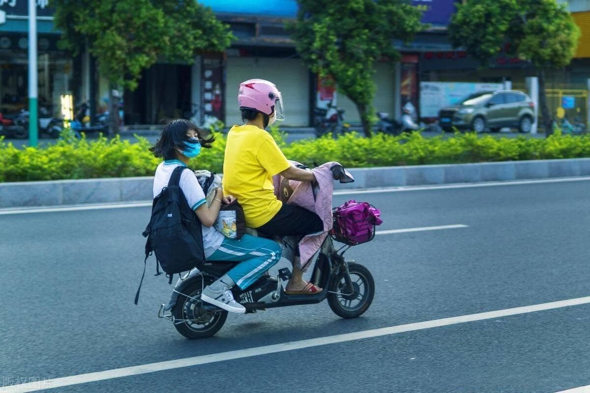 电动车限速25公里/小时，日常代步够用吗？对比数据会告诉你答案