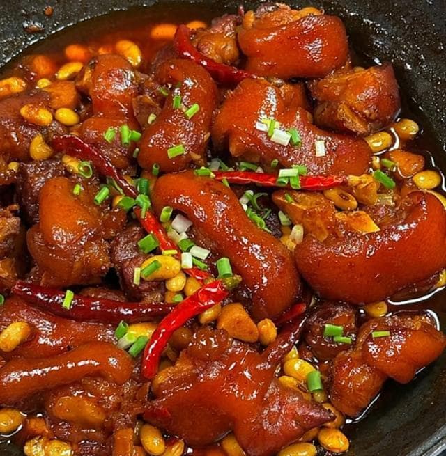 黄豆焖猪脚：家常美味的独特魅力
