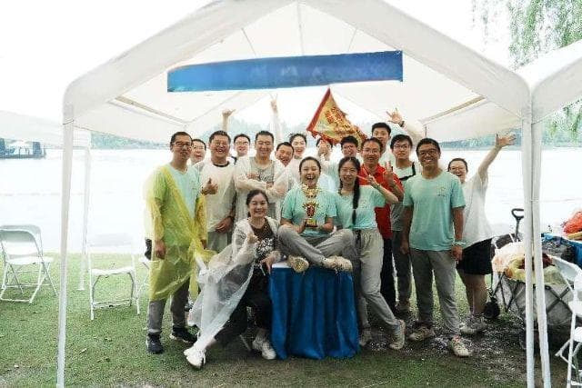 海盾为舟破涛涌  飞龙作桨击雨疾  ——我所龙舟队摘获市级机关青年龙舟赛优胜奖