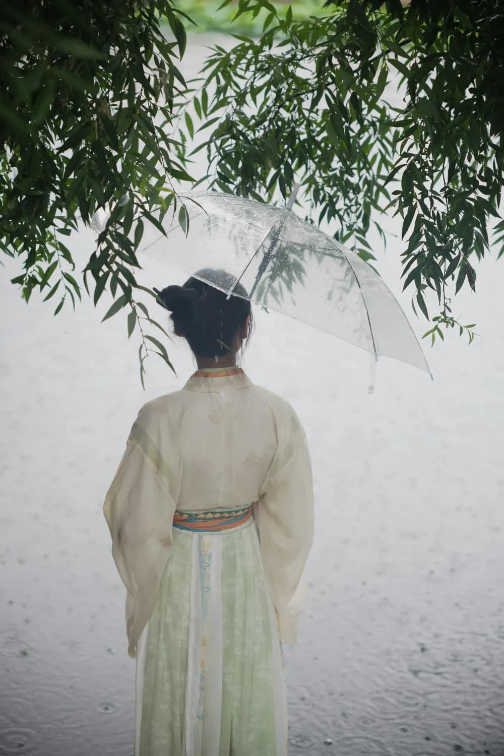 李沁《七夜雪》引争议：从昆曲传人到实力派的转型之路