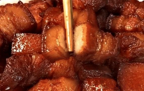 红烧肉，一道充满魅力的家常菜，色泽红亮、口感软糯、肥而不腻