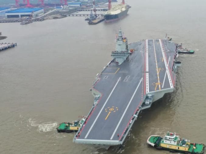 最新画面！中国航母福建舰出海开展首次航行试验