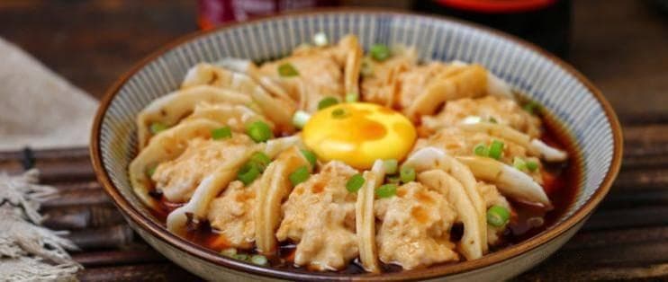 今天来做一道鲜肉蒸藕夹， 蒸出来的藕夹口感更鲜嫩多汁