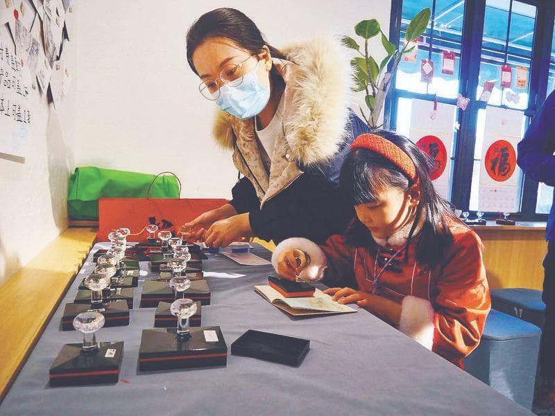 寄声音、集章、出联名款 邮局越斜杠，年轻人越“上头”