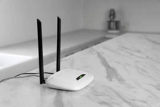 两个路由器如何实现相同WIFI名称的无缝切换？