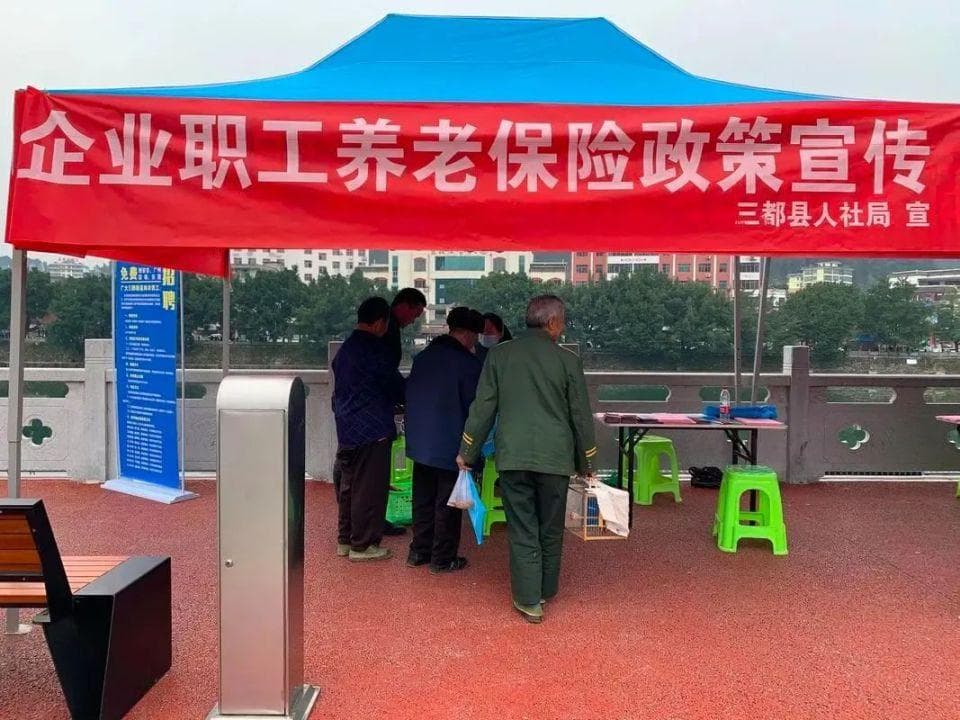 农村人养老金不到200元，城市退休职工每月好几千，为何差距这么大？