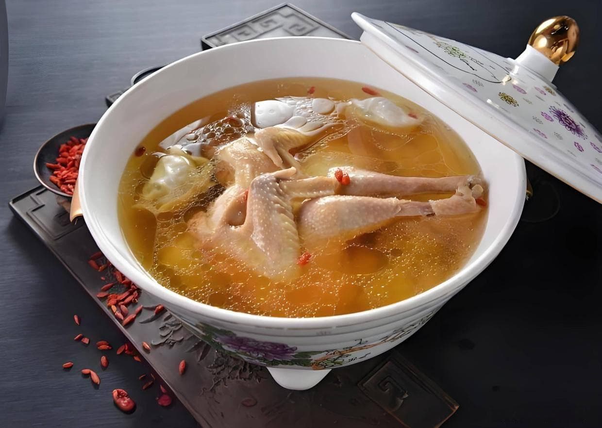 放养土鸡配根茎香料，熬制一锅暖心金汤