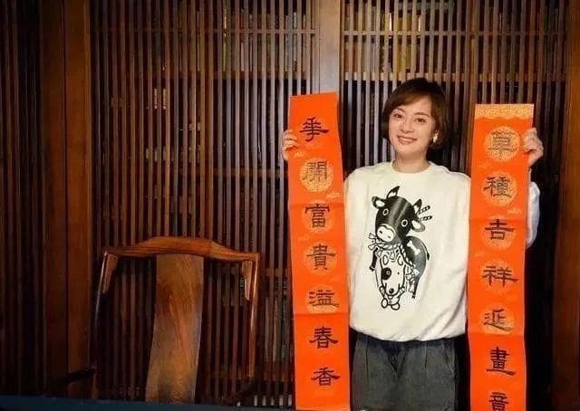 孙俪书法作品展现独特魅力，隶书与行书均引人瞩目