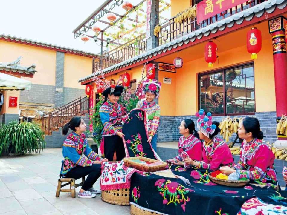 楚雄彝绣：千年技艺绣出乡村振兴新画卷
