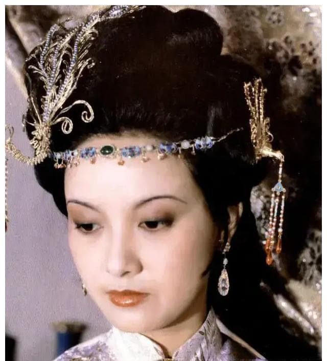 邓婕版王熙凤：从质疑到经典的演艺传奇