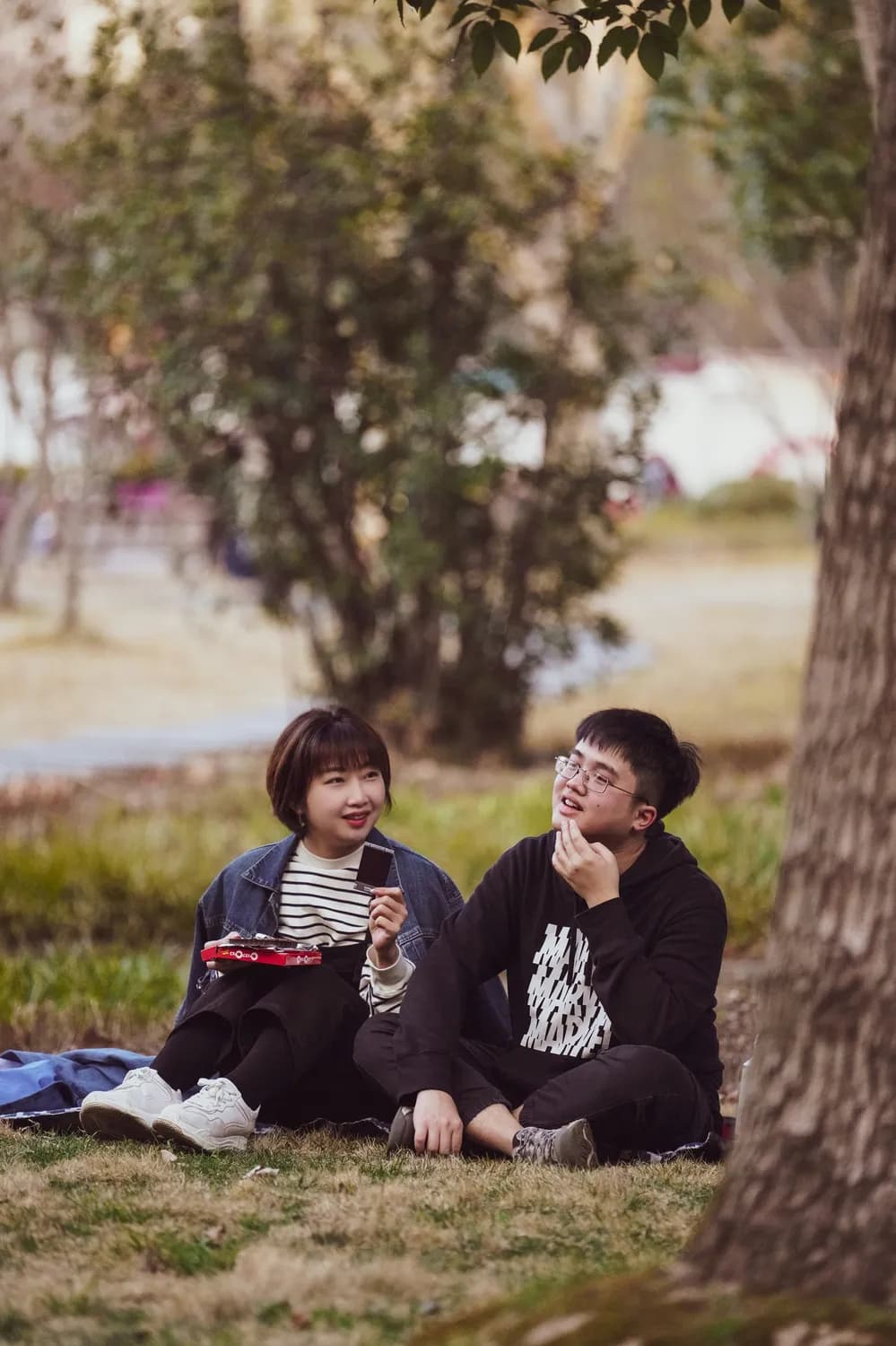 张真源贺峻霖恋情乌龙：一场粉丝文化的反思