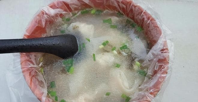 路边摊用塑料袋盛饭，高温热汤直接倒进，还能吃吗？