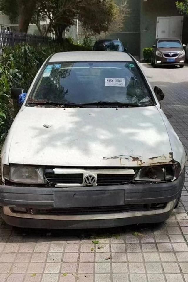 专项工作+日常巡查 小区“僵尸车”终于被清理了！