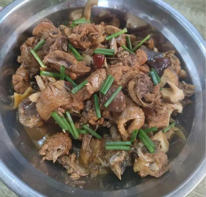 小鸡炖蘑菇：东北名菜的制作秘籍