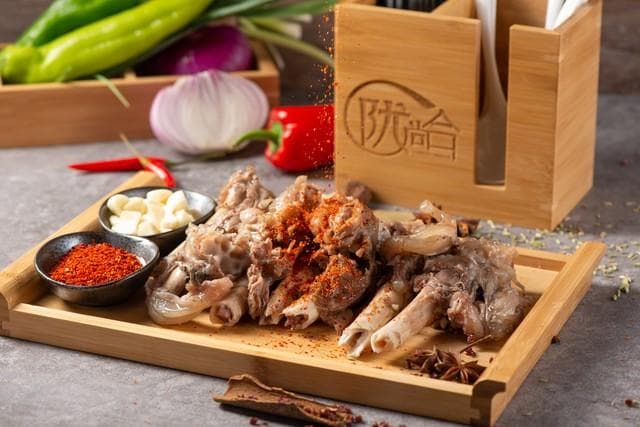 如何碳烤羊腿：从准备到享用，一场美味的户外探险，让你和家人朋友共享难忘时刻