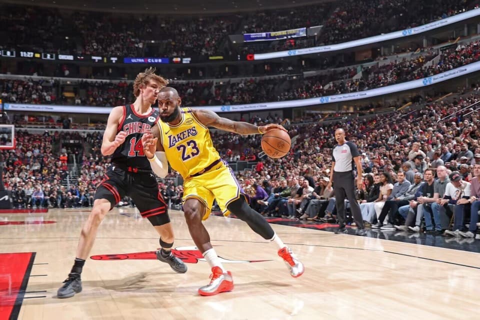 NBA常规赛：神剧情！老詹致命失误吉迪半场三分绝杀 公牛双杀湖人