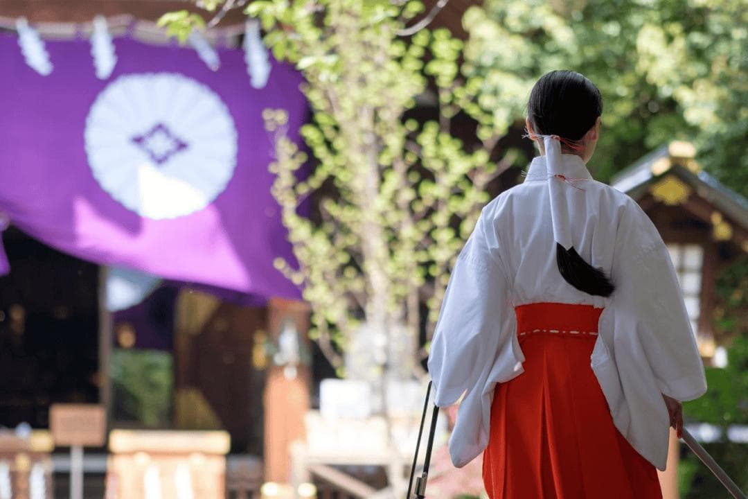神与人之间的使者——日本巫女文化探秘