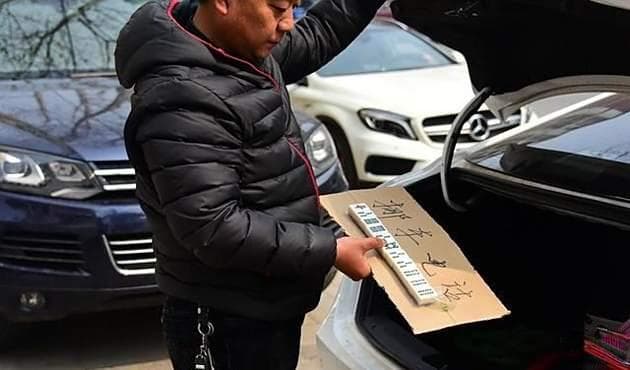 交警提醒：别再给车上放挪车电话了，都是隐患，多位车主被利用！