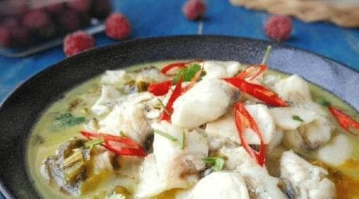 想要做出美味的酸菜鱼，关键在于如何腌制鱼肉，使其口感滑嫩