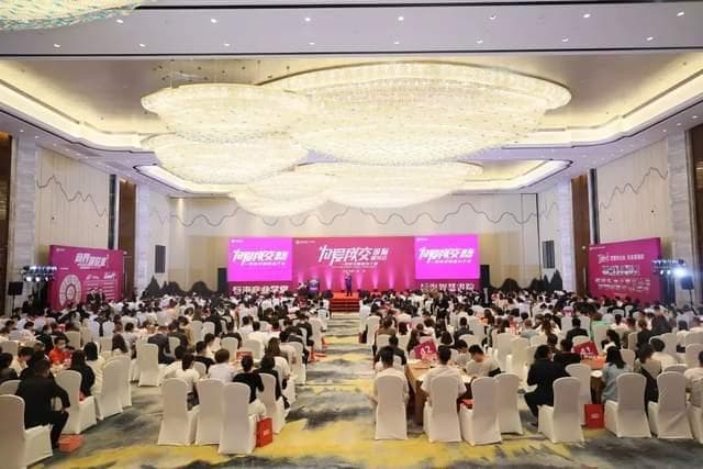 一讲话就思路混乱？学会这4招，高效表达无废话