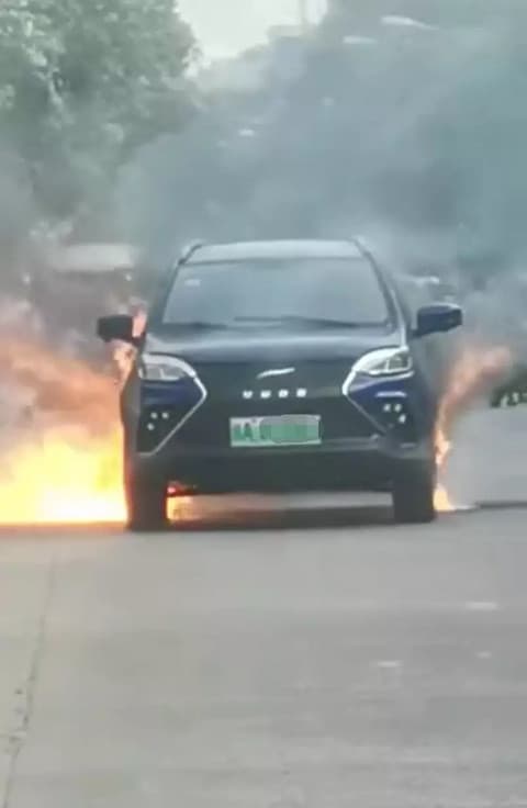 又一家新势力自燃！云度新能源汽车街头自燃火势迅猛
