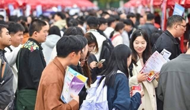 致2025届毕业生：明年就业更难更卷，你以为的出路可能早挤满了人