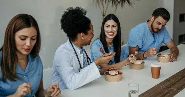 医生分享了她每天吃的五种常见的食物来减轻关节疼痛