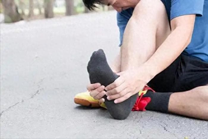 下肢有栓，足部先知？医生提醒：脚上出现4种异常，或是血栓“预警”