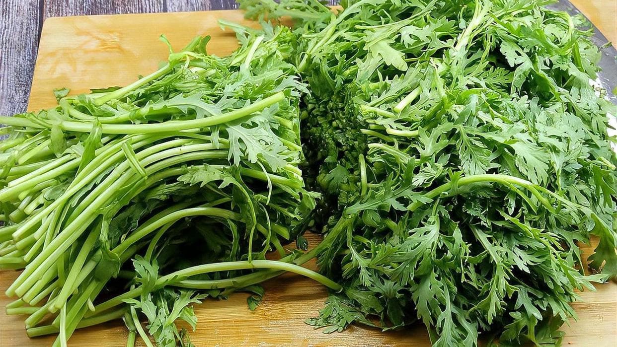 茼蒿菜烹饪全攻略：焯水还是不焯水，你做对了吗？