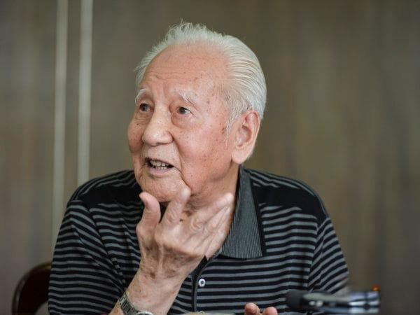 黄旭华曾多次为科教事业捐款，他说要做年轻科研人员的啦啦队