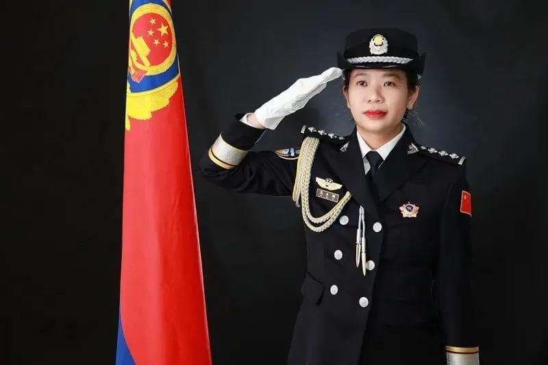 玉么滴：车管窗口的巾帼“警”色