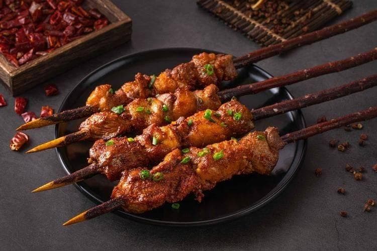 张红甫教家中烤制，鲜香可口的羊肉串（烤箱版）带来的美味享受