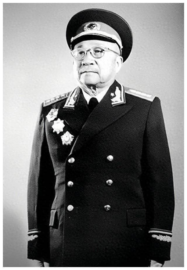 一位老将担任军区司令，许世友和黄永胜都只能屈居副职