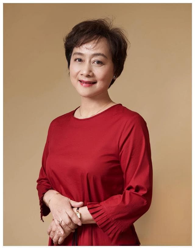 著名演员黄梅莹：命运坎坷，中年爆红，与初恋演员丈夫相守到老