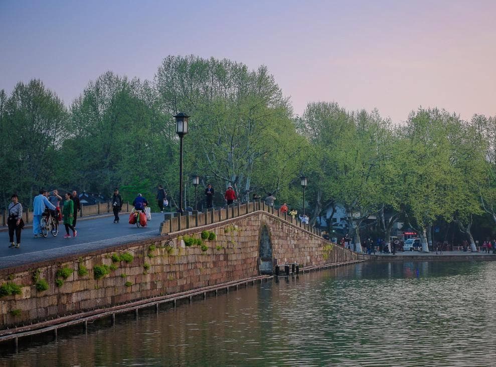 西湖断桥的来历与游玩攻略：一段流传千年的爱情传说